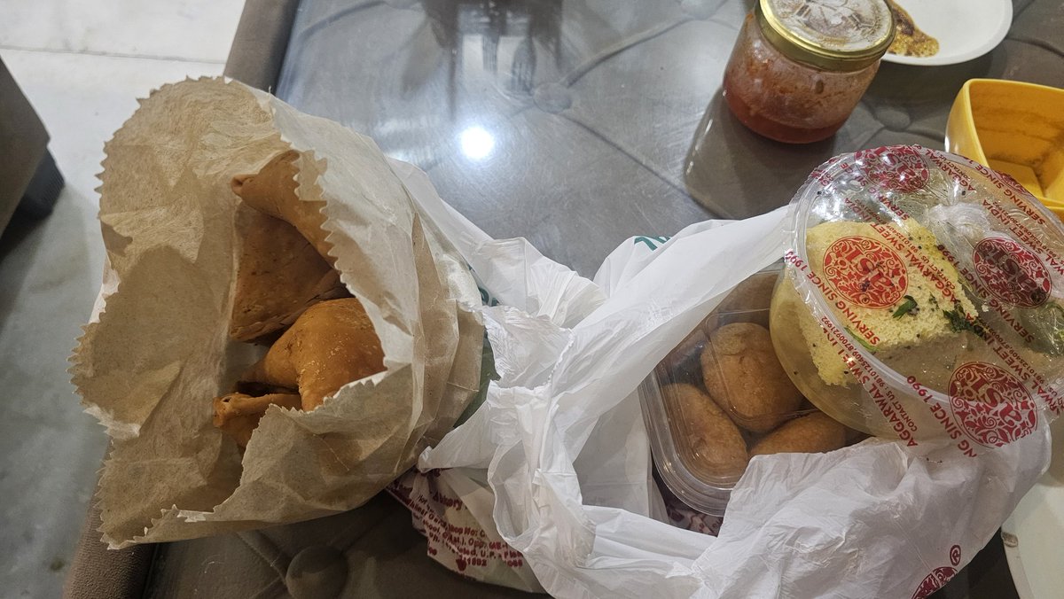 nm_hs_rms's tweet photo. @zomatocare @zomato I ordrered thru u and when i rcvd i found 1 item was missing.. I clikd pic of pkt and complained to zomato on app.. But , they didnt trust me,  clearly said they cant refund as they are unable to contact restaurant This is disgusting. Chaina toast is missing. https://t.co/xLaLSq9jPy