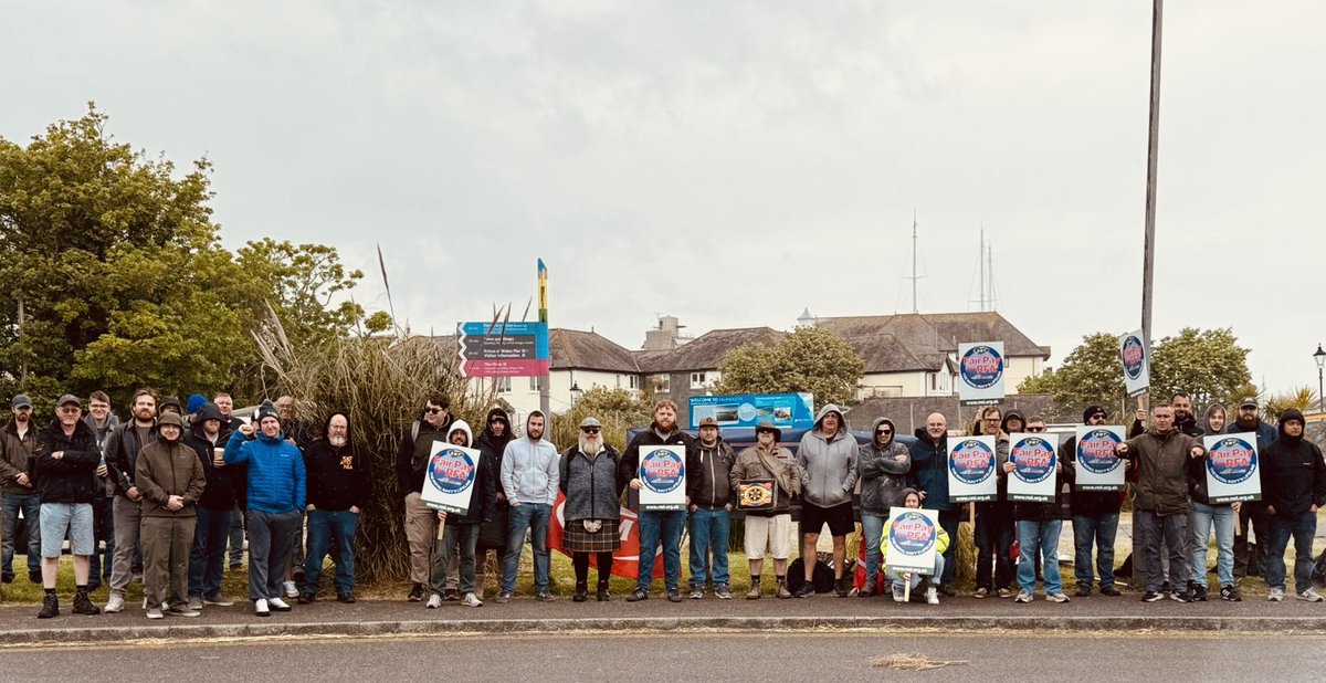 RMTunion's tweet photo. #FairPayForRFA
RMT picket line for RFA seafarers in Falmouth, Cornwall. https://t.co/2YCkgGpiK5