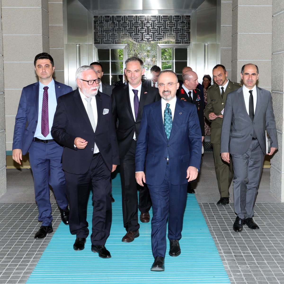 turanbulent's tweet photo. Ülkemiz ile Çekya arasında uzun yıllara dayanan dostluk ve karşılıklı saygıya dayalı ilişkilerin daha da güçlenmesine katkı sağlayacak önemli bir görüşme gerçekleştirdik.

İçişleri Bakanlığımızda ağırladığımız Çekya Heyeti ile ülkelerimiz arasındaki işbirliği alanlarını, bölgesel gelişmeleri ve ortak çalışma başlıklarını kapsamlı şekilde değerlendirdik.

Köklü mazimize yakışır bir samimiyet ve çözüm odaklı anlayış içerisinde gerçekleşen görüşme için Çekya Senatosu Bşk Yrd sn Jiri OBERFALZER’e ve heyetine bakanlığımız adına teşekkür ediyoruz.

@TC_icisleri
@SenatCZ