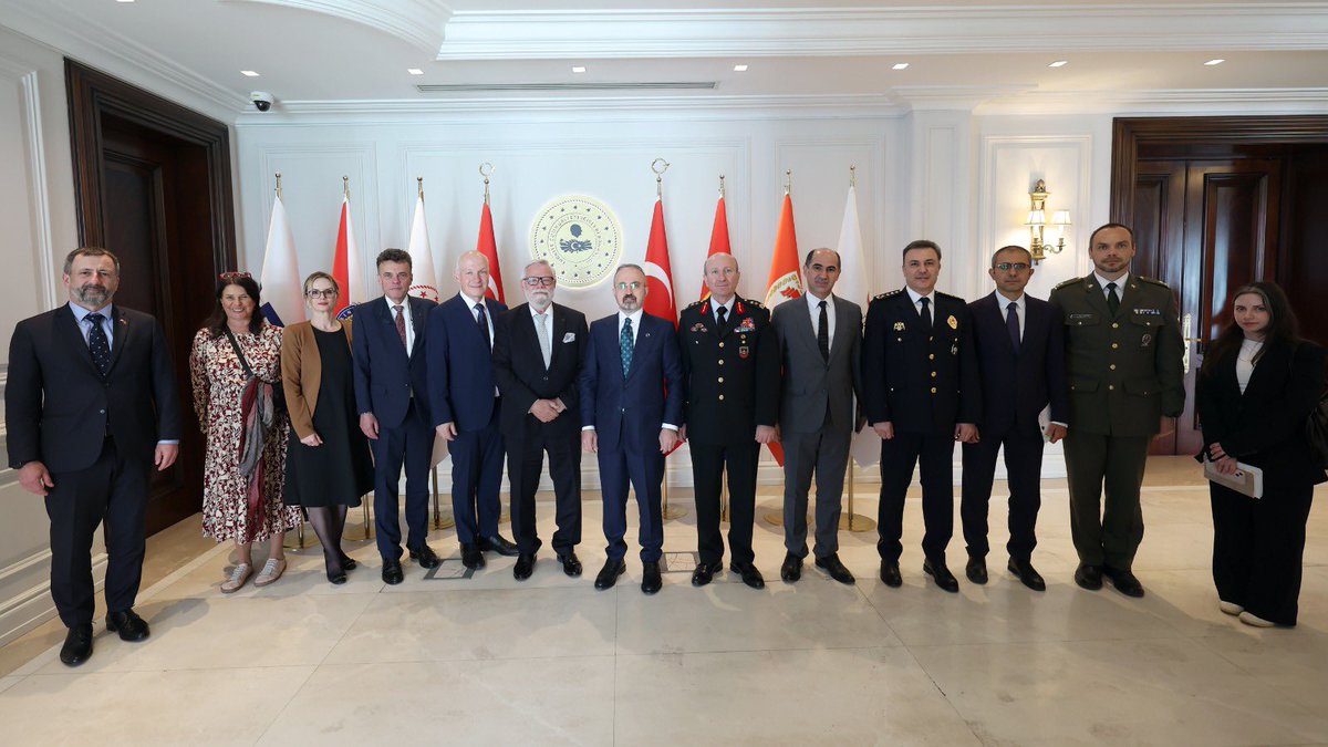 turanbulent's tweet photo. Ülkemiz ile Çekya arasında uzun yıllara dayanan dostluk ve karşılıklı saygıya dayalı ilişkilerin daha da güçlenmesine katkı sağlayacak önemli bir görüşme gerçekleştirdik.

İçişleri Bakanlığımızda ağırladığımız Çekya Heyeti ile ülkelerimiz arasındaki işbirliği alanlarını, bölgesel gelişmeleri ve ortak çalışma başlıklarını kapsamlı şekilde değerlendirdik.

Köklü mazimize yakışır bir samimiyet ve çözüm odaklı anlayış içerisinde gerçekleşen görüşme için Çekya Senatosu Bşk Yrd sn Jiri OBERFALZER’e ve heyetine bakanlığımız adına teşekkür ediyoruz.

@TC_icisleri
@SenatCZ