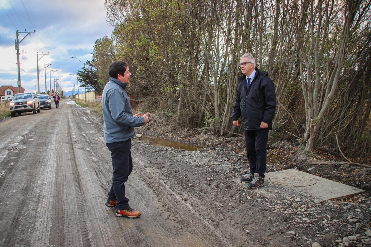 DPPUltEsperanza's tweet photo. 📢DPP Liber Lazo con seremi @MopMagallanes12 Alejandro Marusic, inspeccionaron el estado de los caminos en Huertos Familiares #Natales. Se informó que el Camino 2 será reperfilado una vez que mejoren las condiciones climáticas, mientras avanzan las obras sanitarias en el sector. https://t.co/HKG766Igwy