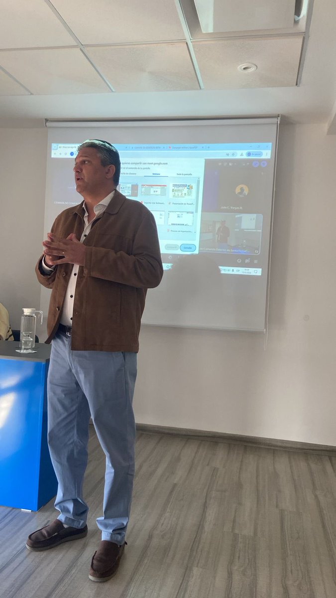 CaCESFe's tweet photo. 2da charla del ciclo de Expertos CaCESFe. Fernando Bertorello, asociado a @CaCESFe nos explica su servicio de Exportación a Perú. @myperuglobal https://t.co/Sbgt5P386G