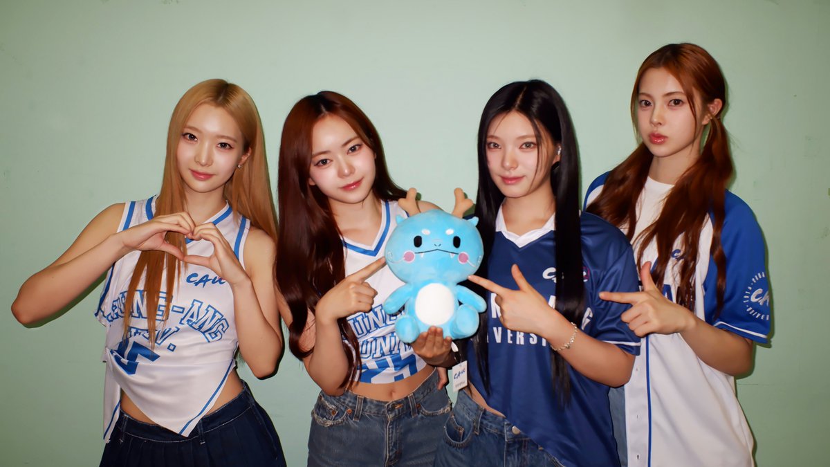 cosmosy_xm's tweet photo. 💙[himesha]
여러분, 안녕하세요~‼︎☀︎
이번에는 중앙대 대학축제에 출연하게 되었습니다‼︎✨
따뜻한 환호와 멋진 공간을 만들어 주신 중앙대 여러분, 진심으로 감사드립니다!!
또 만나요~☺︎

💛[de_hana]
중앙대 축제 무대, 정말 고마웠어요😽♡
여러분의 따뜻한 응원 덕분에 즐겁게 공연할 수 있었습니다! 감사합니다(>ᴗ<)
오늘을 계기로 코스모시에 조금이라도 관심을 가져 주시면 기쁠 것 같습니다🤭💕

🩷[kamión]
오늘은 중앙대 무대에 설 수 있었습니다!! 🤍
정말 즐거웠어요😭🫶🏻
또 오고 싶다~~...
정말 감사합니다🥹💕💕

💚[a’mei]
중앙대 축제에 감사드���니다!
인생에서 두 번째 대학 축제!
오늘도 정말 즐거웠어요 ☺️
많은 응원 정말 감사했습니다🫶
또 만나~👋