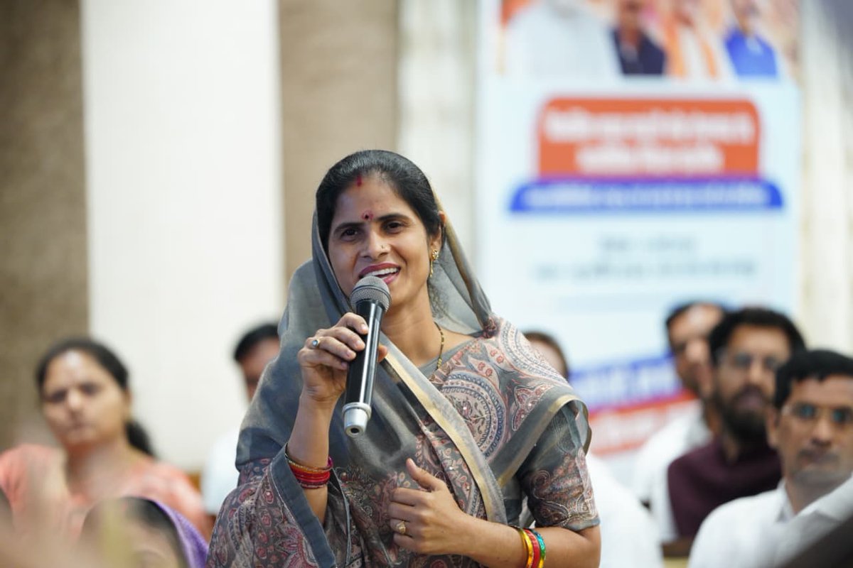 PRDCgGov's tweet photo. माननीय केंद्रीय राज्य मंत्री भारत सरकार पंचायत एवं ग्रामीण विकास  श्री कमलेश पासवान जी ने छत्तीसगढ़ में विकसित भारत - जी राम जी की आगमन की तैयारी हेतु पंचायत प्रतिनिधियों, Csos एवं ग्रामीणों से सेमीनार के माध्यम से चर्चा कर जायजा लिया। इस दौरान उन्होंने ग्रामीण श्रमिकों के  लिए लिए गए प्रावधानों को बताया।
जिलों से आए पंचायत प्रतिनिधियों ने प्रश्न पूछकर समाधान प्राप्त किया।

इस अवसर पर विभाग के अपर मुख्य सचिव श्रीमती ऋचा शर्मा, सचिव श्री भीम सिंग , संचालक मनरेगा भारत सरकार श्री पी. शिवशंकर , आयुक्त मनरेगा एवं संचालक प्रधानमंत्री आवास योजना ग्रामीण श्री तारण प्रकाश सिन्हा, मिशन संचालक nrlm एवं स्वच्छ भारत मिशन ग्रामीण श्री अश्वनी देवांगन सहित जिला/जनपद/ ग्राम पंचायत से आए जनप्रतिनिधिगण शामिल हुए।

#ViksitBharat_G_RAM_G #VB_GRAMG #VBGRAMG #chhattisgarh