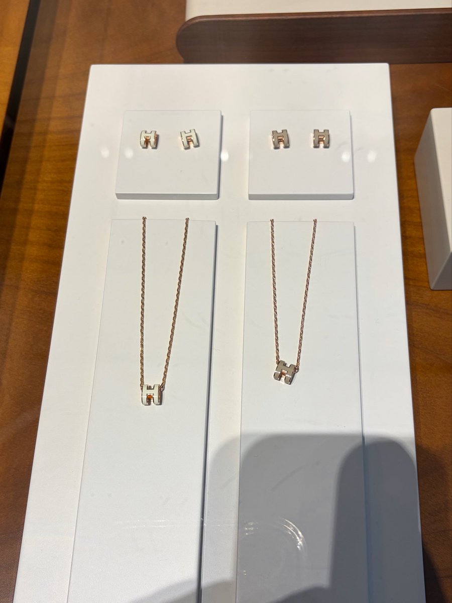 suyasuya_work's tweet photo. やっぱりシェーヌダンクルのリング可愛すぎる💍
シルバー素材ってところが引っかかるけど、形が唯一無二すぎるよ https://t.co/FUAsKf1cOz