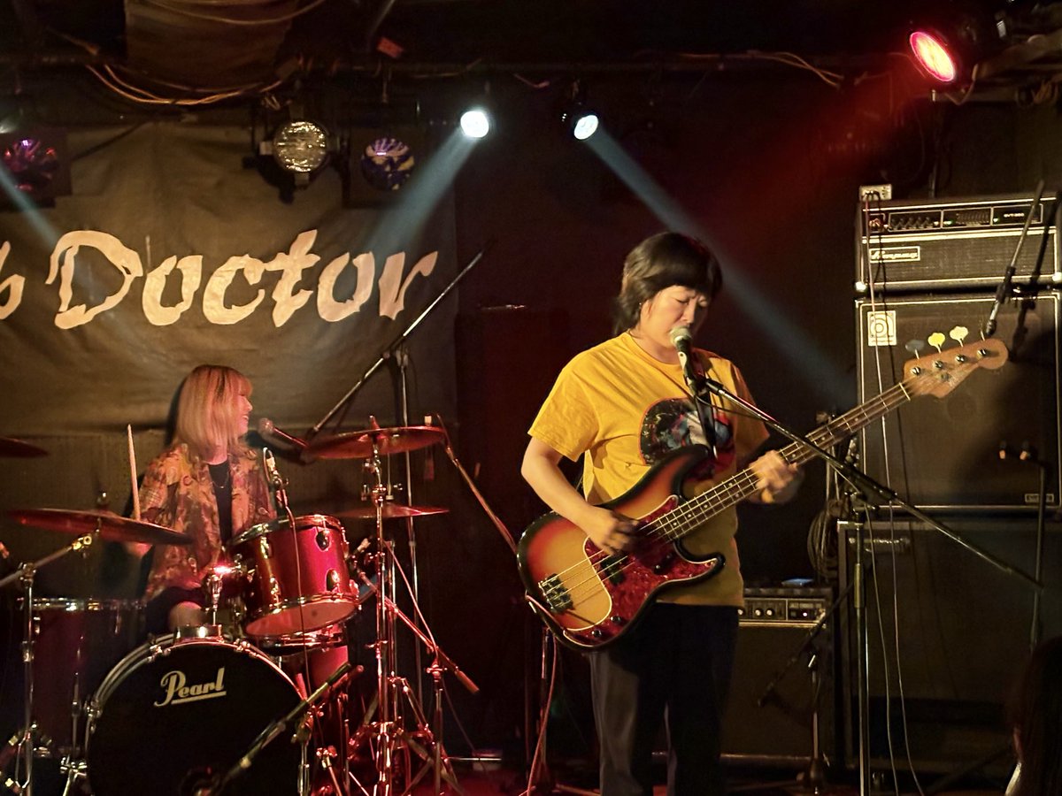 m527y's tweet photo. 今夜は仕事帰りにふらりと #荻窪clubDoctor へ🚶
迫力満点サイコーのスリーマンでパワーチャージ満タンですっ💪😆✨✨✨
#GOOFY18 #1000sofcats #SuperFunDownUnder #live https://t.co/8rtW6mX9AQ