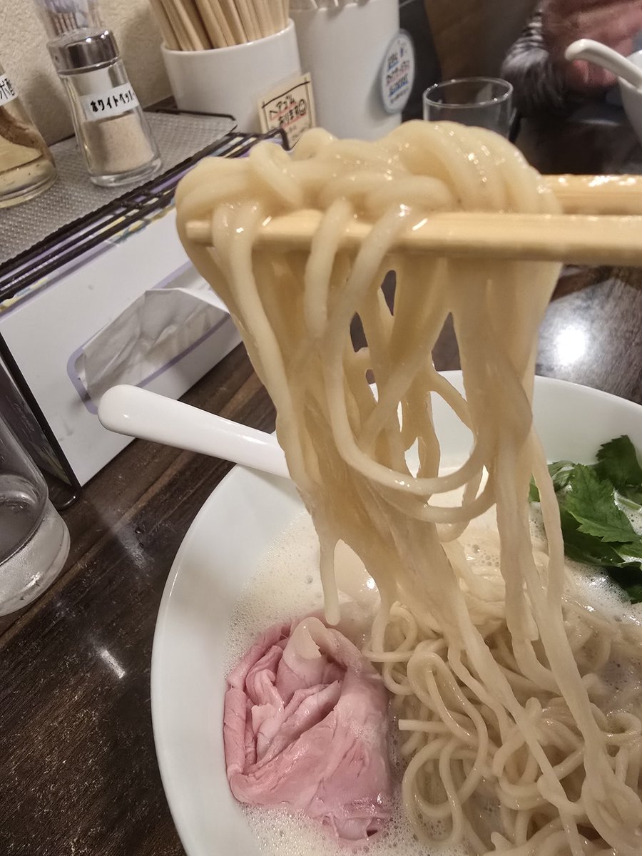 it197710091's tweet photo. まほろばに初訪問。
鶏白湯好きの私は泡トリュフを。
おいしい、美味しいけど何かちょっと違うような気がした。
いや、美味しいんですよ。おいしいんですが、なにかちょっと違うんですよね。
もしかして、鶏っぷでハードル上がってるのかなぁ

#福井
#まほろば
#ラーメン
#鶏白湯 https://t.co/xnW3TR9AGn