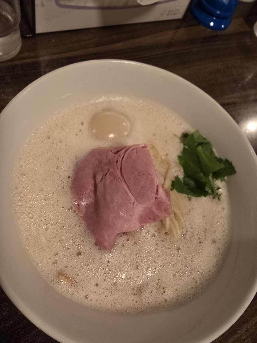 it197710091's tweet photo. まほろばに初訪問。
鶏白湯好きの私は泡トリュフを。
おいしい、美味しいけど何かちょっと違うような気がした。
いや、美味しいんですよ。おいしいんですが、なにかちょっと違うんですよね。
もしかして、鶏っぷでハードル上がってるのかなぁ

#福井
#まほろば
#ラーメン
#鶏白湯 https://t.co/xnW3TR9AGn