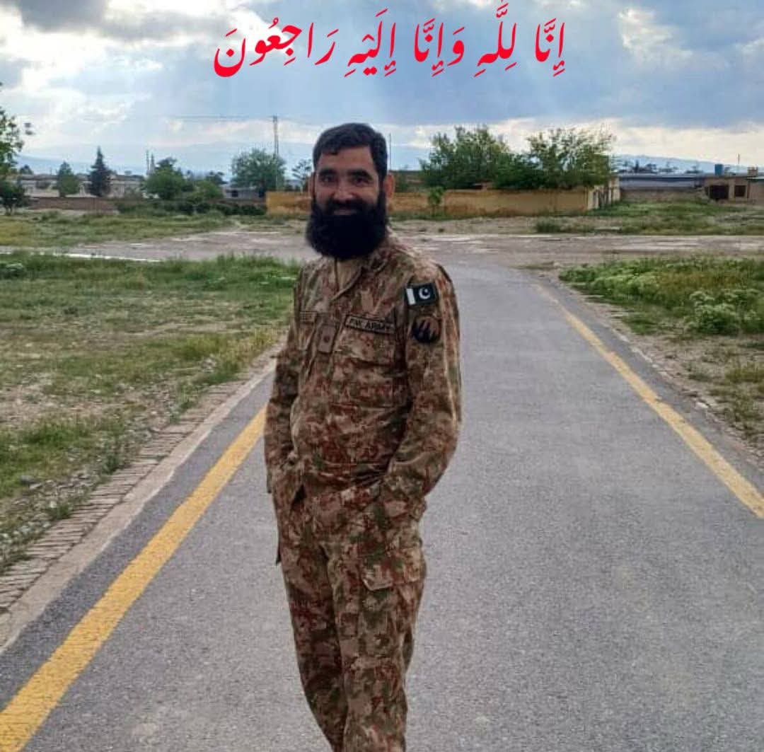 zarrar_11PK's tweet photo. دہشت گردوں سے بہادری سے لڑتے ہوئے پاک فوج کے میجر توصیف اور چار  جوانوں نے جام شہادت نوش کیا۔

 چمالنگ بلوچستان میں سیکیورٹی فورسز کا خفیہ اطلاع پر انٹیلی جنس بیسڈ آپریشن

فائرنگ کے تبادلے میں آٹھ دہشتگرد  ہلاک ہو گئے۔ https://t.co/3hJEVCBDyx