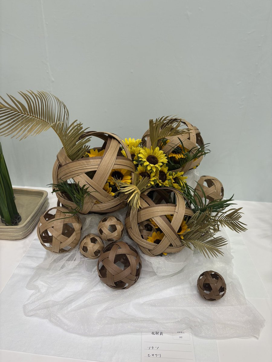 jugglingaccount's tweet photo. 名古屋で生け花見てきた
古風なイメージがあったけど現代のは想像を超える表現があって見てて刺激になる https://t.co/DvIM5FvNwI