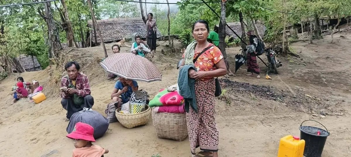 SanTun65319682's tweet photo. ကမ္ဘာကြီး မကောင်းဆိုးဝါးကြောင့်
ပျက်စီးနေခြင်းမဟုတ်ပါ။
မတရားမူကို ထိုင်ကြည့်နေသောကြောင့်
ပျက်စီးခြင်းဖြစ်သည်။
ကမ္ဘာခေါင်းဆောင်များ နှုတ်ဆိတ်လေ
စစ်အာဏာရှင်တို့မိုက်ရိုင်းရက်စက်လေဖြစ်၏။
ကျေးလက်ဒေသလက်ရှိဘဝ
မြန်မာအခြေနေဖြစ်ပါတယ်။ https://t.co/pL6VJg3o4R