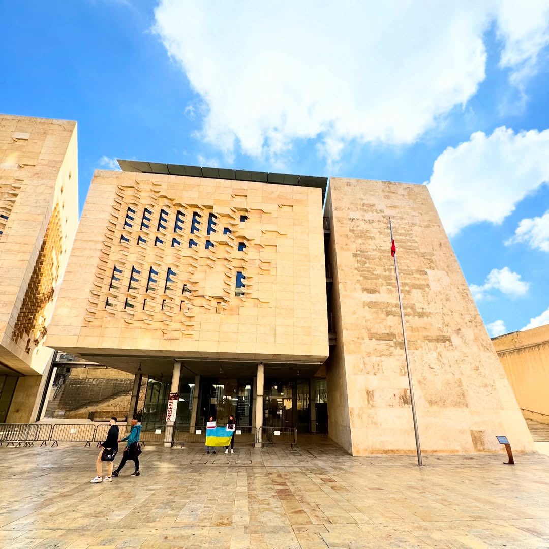 Fabulous_Red's tweet photo. Being a #Government and #PublicSector nerd 🤓, of course I stopped by and took snaps of the Parliament Building of #Malta 🇲🇹 when I was visiting @lonelyplanet #BestInTravel2023! @Malta @VisitMalta #VisitMalta #ShotoniPhone LH https://t.co/4kInv9x9aq