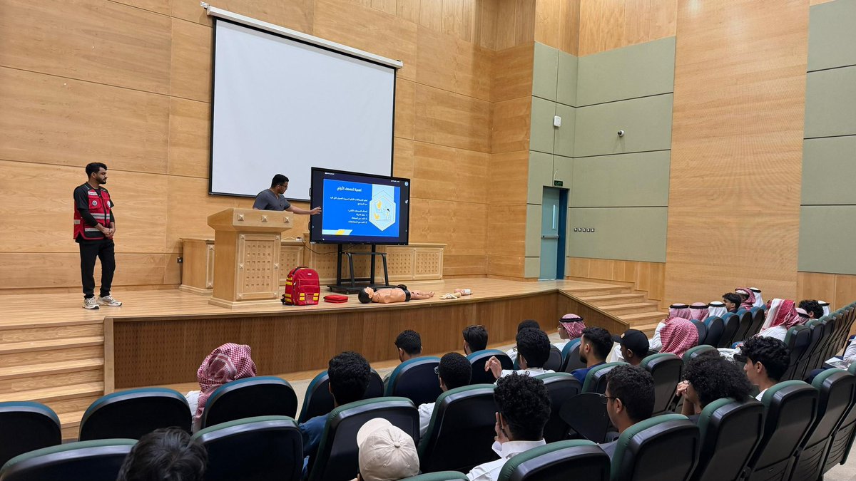 stujazanu's tweet photo. امتدادًا لبرامجها التوعوية في السلامة المرورية، نفذت عمادة شؤون الطلاب برنامج «الإسعافات الأولية أثناء الحوادث المرورية» وسط تفاعل مميز من الحضور، بهدف تعزيز الوعي بأهمية التصرف السليم أثناء الحوادث والطوارئ 🚦✨
#أسبوع_المرور_الخليجي_الموحد
#جامعة_جازان
#نشاطكم_يميزنا
#سلامتك_قرارك