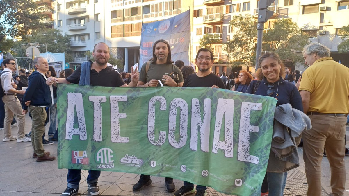 ATE_CONAE's tweet photo. ATE CONAE en Cordoba y Capital defendiendo las UU.NN. y el Sistema Nacional de Ciencia, Tecnología e Innovación.
Sin educación,  salud, desarrollo científico y tecnológico no hay posibilidad de un futuro mejor para el pueblo. https://t.co/kax2djm2F8