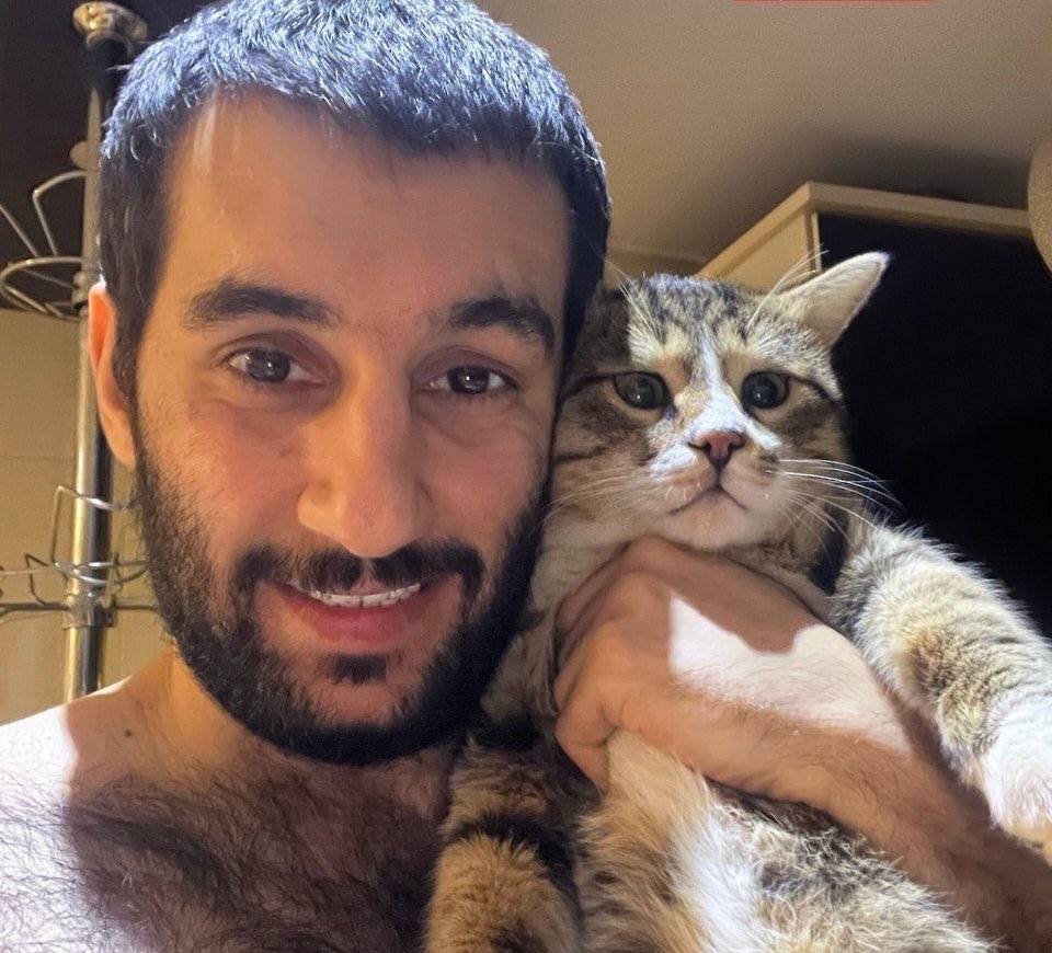 Samiraraahi's tweet photo. جمهوری اسلامی امروز #احسان_افراشته رو  با طناب دار به قتل رسوند. پدر احسان بعد از مطلع شدن از صدور حکم اعدام فرزند براثر سکته جان باخته بود.

قاضی صلواتی اول با صدور حکم اعدام جان پدر احسان رو گرفت و امروز خود احسان رو به قتل رسوند.

داستان بازگشت احسان به ایران، دستگیریش، انفرادی طولانی و شکنجه و گرفتن اعتراف اجباری، ساختن سناریو جاسوسی و حتی طلب پولی که احسان قبل از دستگیری به پدرش قرض داده بود توسط قاضی صلواتی با ادعای اینکه «پول موساد» بوده و… .

احسان عاشق ایران، عاشق یادگیری زبان تازه، گربه و سفر بود…

#DigitalBlackOutIran‌ 
#IranMassacre‌