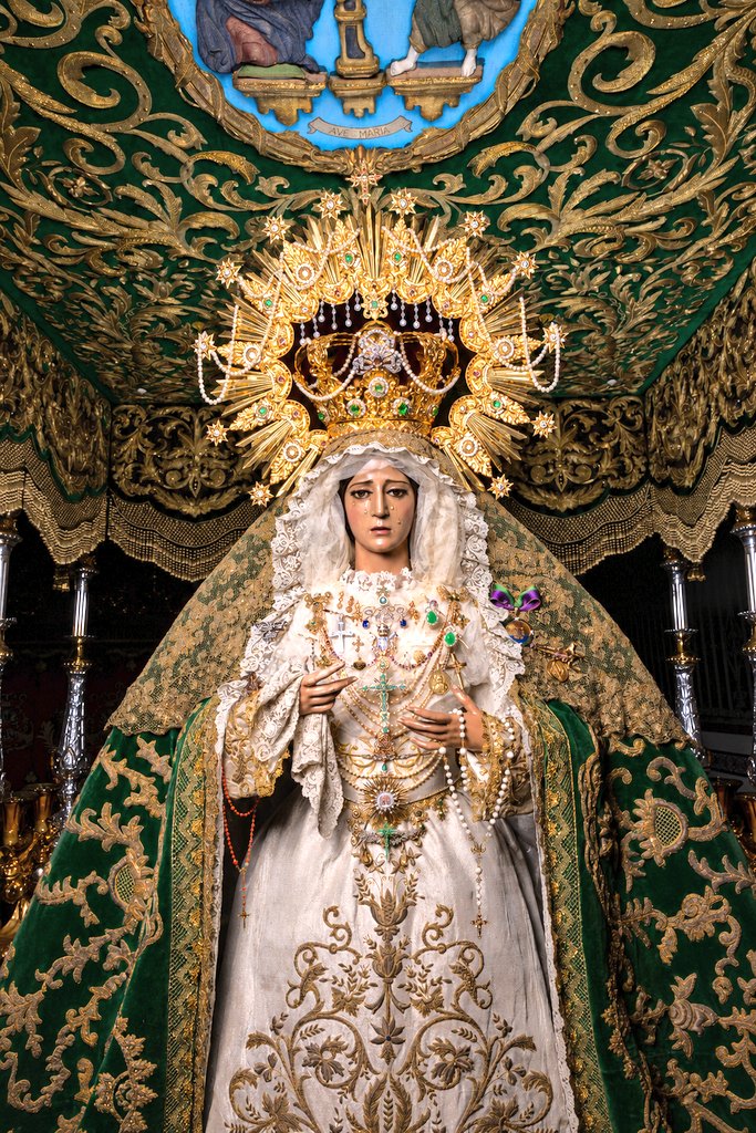 RevistaCofrade_'s tweet photo. ¿Debería cambiar la Virgen de la Esperanza su forma de vestir el Jueves Santo a un estilo más añejo? 

#CofradíasMLG https://t.co/a6JoyHNdED