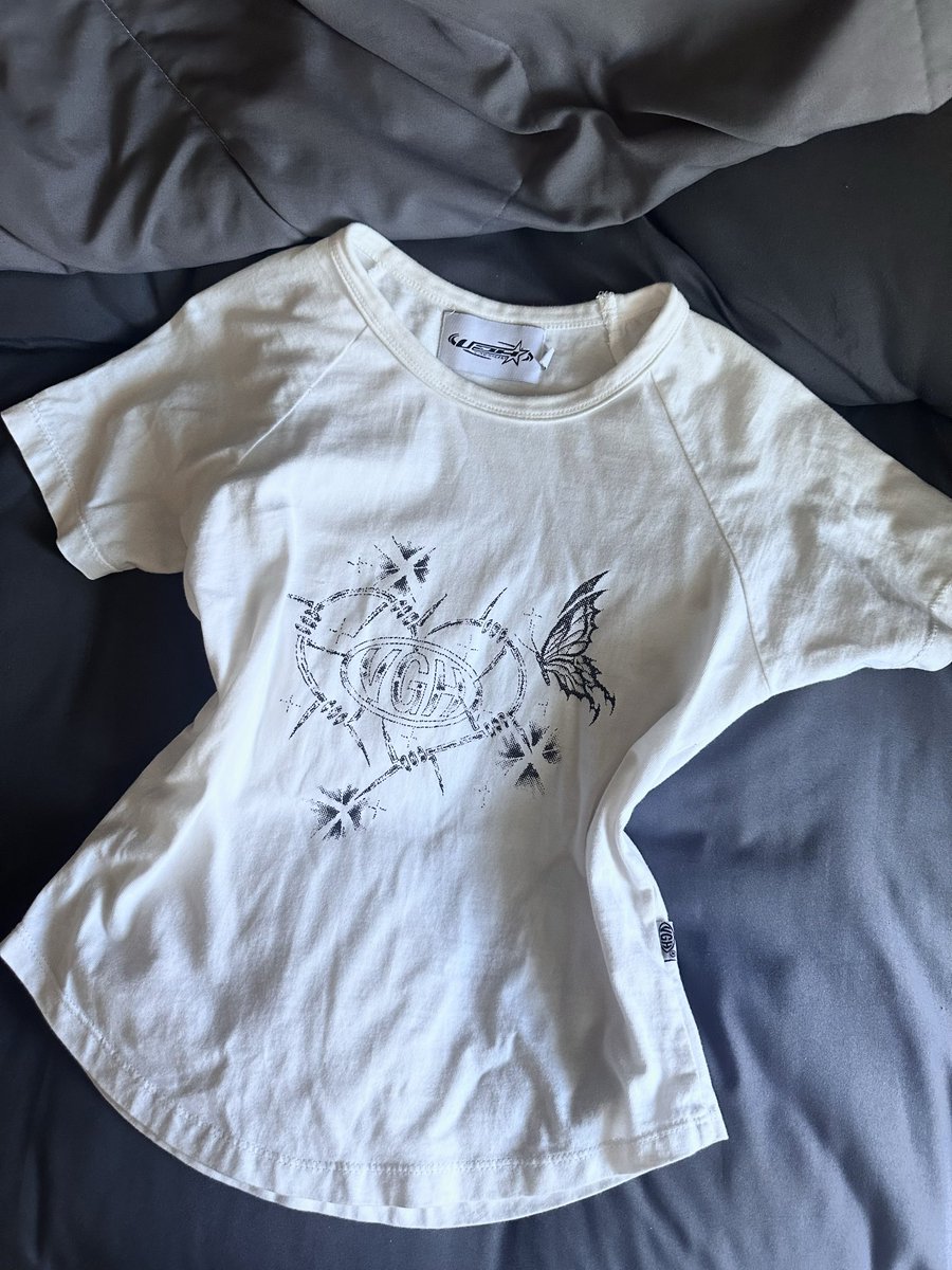 seememp's tweet photo. 11. Vgh | Size M
ตำหนิ : หมอง
Price : 200฿

#ส่งต่อเสื้อผ้า #��่งต่อเสื้อมือสอง #ส่งต่อเสื้อผ้ามือสอง #เสื้อผ้ามือสอง #เสื้อผ้ามือสองราคาถูก  #ส่งต่อเสื้อผ้ามือ2 #โล๊ะตู้เสื้อผ้า https://t.co/rh3gm6XXHM