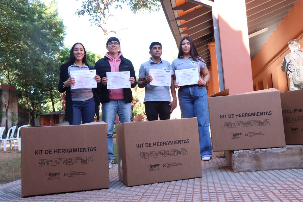 SNPP_Paraguay's tweet photo. 📍 Ypané
#EQUIPATE De la capacitación al trabajo formal 👷🏻♀️👷🏼♂️
En el SNPP Ypané, se realizó la entrega de herramientas a 39 egresados del Programa EQUIPATE que culminaron los cursos de:
•Instalador de Aire Acondicionado
•Auxiliar de Seguridad Industrial y Salud en el Trabajo https://t.co/RFsM3pDVWq