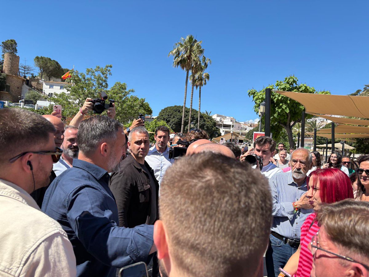 Pedro_DOMBA's tweet photo. Hoy en Mijas hemos acompañado a @Santi_ABASCAL durante su declaración a medios, defendiendo con claridad y firmeza las preocupaciones reales de muchos andaluces. 

Un mensaje directo, sin complejos y centrado en la seguridad, la prosperidad y el futuro de España 🇪🇸

#SentidoComún https://t.co/mQgHIGbzpo