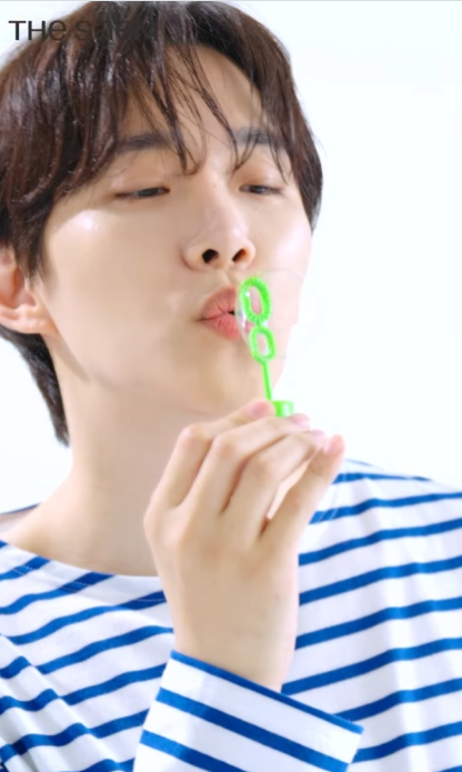 Kkorepo's tweet photo. 「#2PM」#ジュノ、シャボン玉で遊ぶ天真爛漫な姿…バラの花より美しい（動画あり）
🔗https://t.co/yxVY5i8d4O https://t.co/EJwohlyunH
