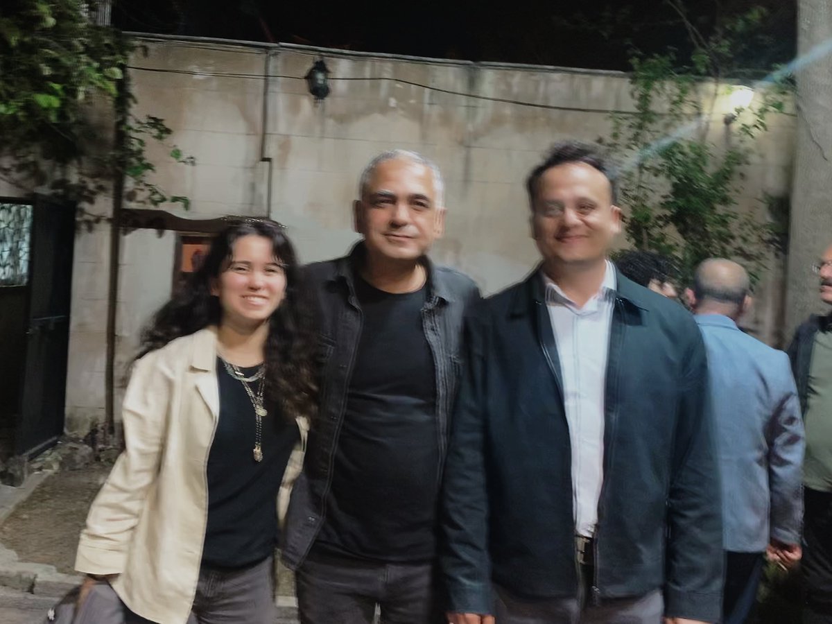 oykuilgiin's tweet photo. Bu da bizim Mehmet Türkmen yoldaş ile beraat hatırası fotoğrafımız. Heyecandan biraz kaymış onu görmezden gelin :) @mturkmenn27 https://t.co/uHQS03G7U7