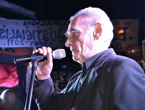 chubyleguizamon's tweet photo. Hoy se cumplen seis meses de la partida de mi viejo.
Seis meses de extrañarte todos los días.

Y aunque el tiempo avance, hay dolores que no entienden de calendarios.
Porque hay charlas, discusiones, consejos y abrazos que siguen haciendo falta.
Hay voces que uno sigue esperando escuchar y personas que jamás podrán ser reemplazadas.

Fuiste de esas personas que dejan huellas para toda la vida.
De los que enseñan con el ejemplo, con el trabajo, con la familia, con la forma de estar siempre cuando alguien lo necesitaba.

Gracias por cuidar a mamá.
Pasó unos días difíciles, pero gracias a Dios ayer volvió a casa, con esa fuerza inmensa que tiene.
Y también con ese dolor silencioso de extrañarte a cada instante.

A veces pienso que el amor verdadero hace eso: permanece.
Sigue viviendo en una mirada, en una enseñanza, en una mesa familiar, en la forma en que una familia se sostiene aun en medio del dolor.

Te extraño muchísimo, viejo.
Y cuanto más pasa el tiempo, más entiendo la dimensión de todo lo que nos diste y la huella enorme que dejaste en nuestras vidas.

Gracias por el amor, por los valores, por cuidarnos siempre y por habernos enseñado a no bajar nunca los brazos.

Te amo.
Y te voy a llevar conmigo toda la vida.