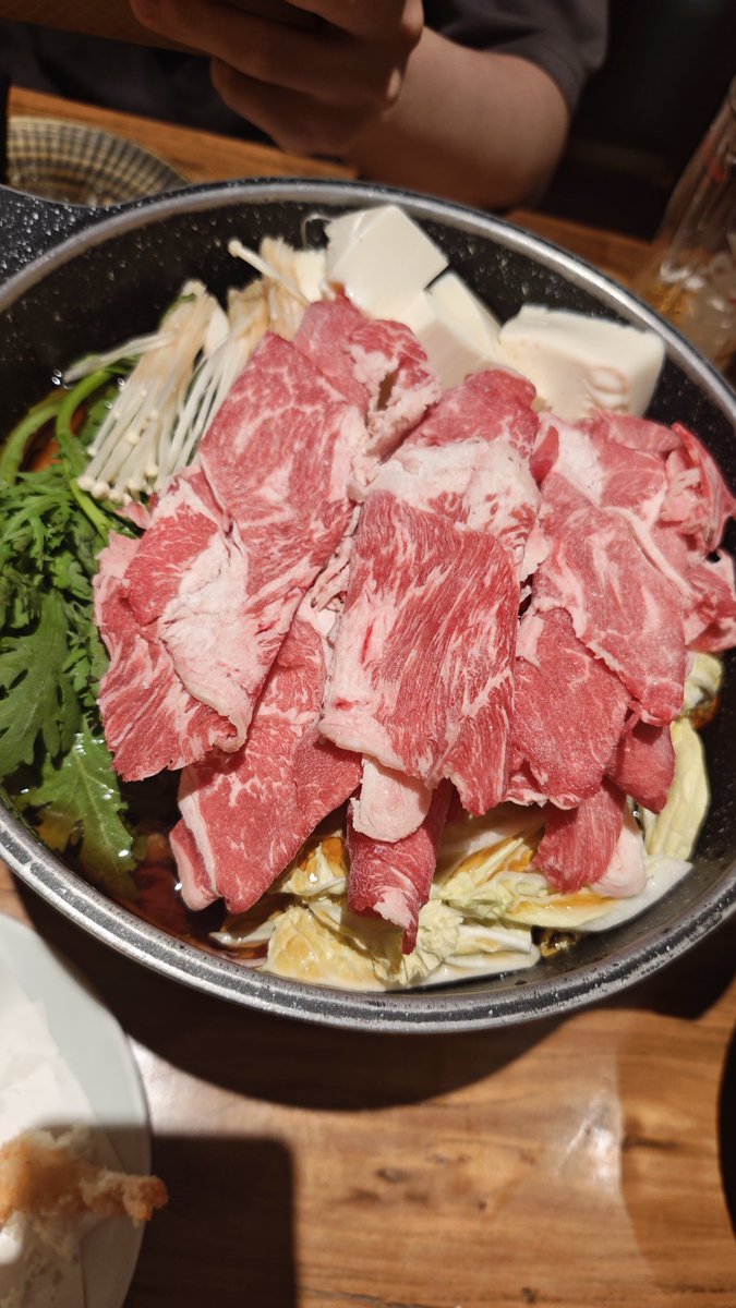 yiling77613893's tweet photo. 这和牛不赖，肌间脂肪的奶香味，配和寿喜汁水的微甜，在嘴里形成符合的香气，入口那一瞬间是浓浓的肉香和脂肪香。咽下去以后的唇齿间则留有丰富的奶香。确实是日牛不是澳牛。 https://t.co/AwWwXYdmq8