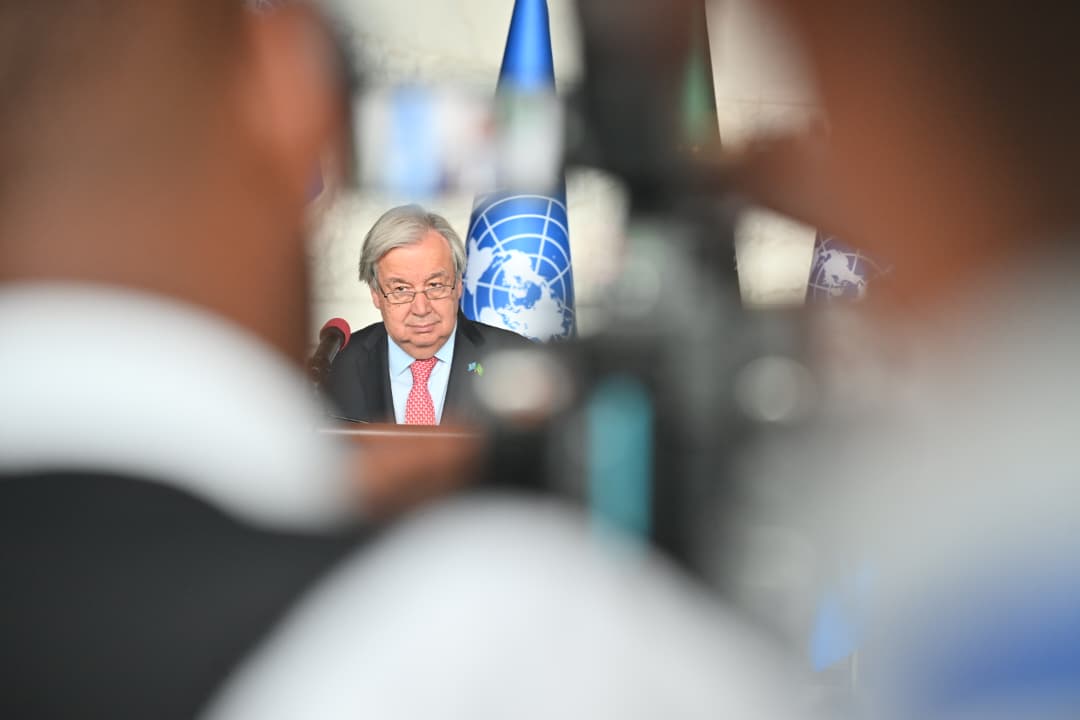 UN_Spokesperson's tweet photo. Speaking to media at the end of the AU-UN annual conference in Addis Ababa, @antonioguterres said 
the @_AfricanUnion is a reminder of the power of unity in creating opportunities while solving big problems together.
Full remarks:
https://t.co/cnalha3Xog https://t.co/lx5eXcn3VB