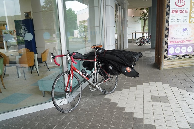 yhirane's tweet photo. @aki_lifecycling @hario_camp EVOCは三つ折りできてラック積みでき、車輪もあるので案外機動力あります。
プロテクショ���と収納の気軽さも確かで飛行機輪行が気軽になります。
オススメです。 https://t.co/lxn2fEIx4M