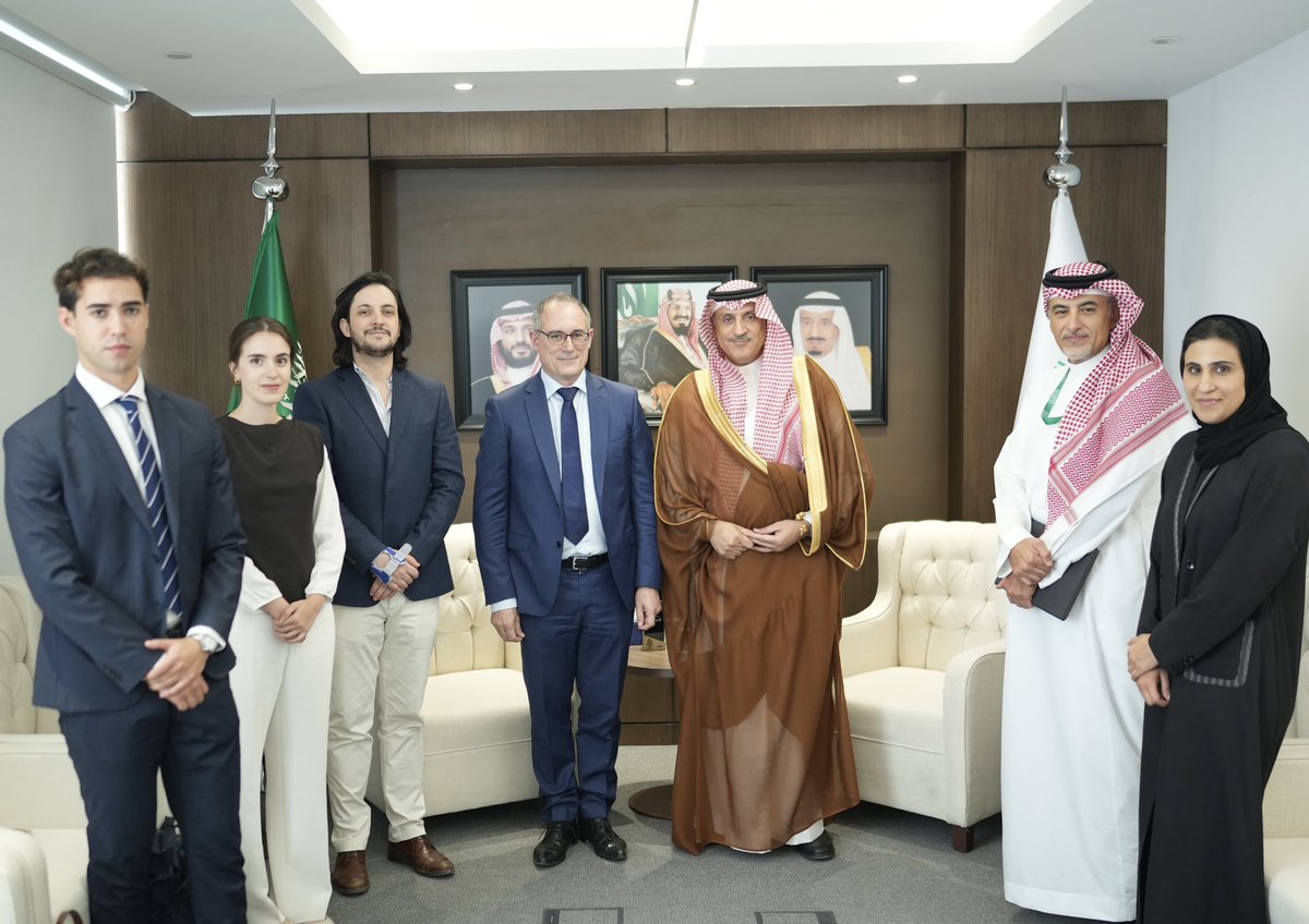SaudiIPA's tweet photo. استقبل سعادة الرئيس التنفيذي للهيئة السعودية لتسويق الاستثمار، الأستاذ خالد الخطاف، السيد ديفيد مارتينيز الملحق التجاري لمملكة إسبانيا في السعودية، في لقاء استعرض منظومة جذب وترويج الاستثمار في المملكة، والخدمات الممكنة للمستثمرين الدوليين، إلى جانب بحث آليات التنسيق والتعاون؛ بما يدعم أعمال اللجنة السعودية الإسبانية المشتركة.