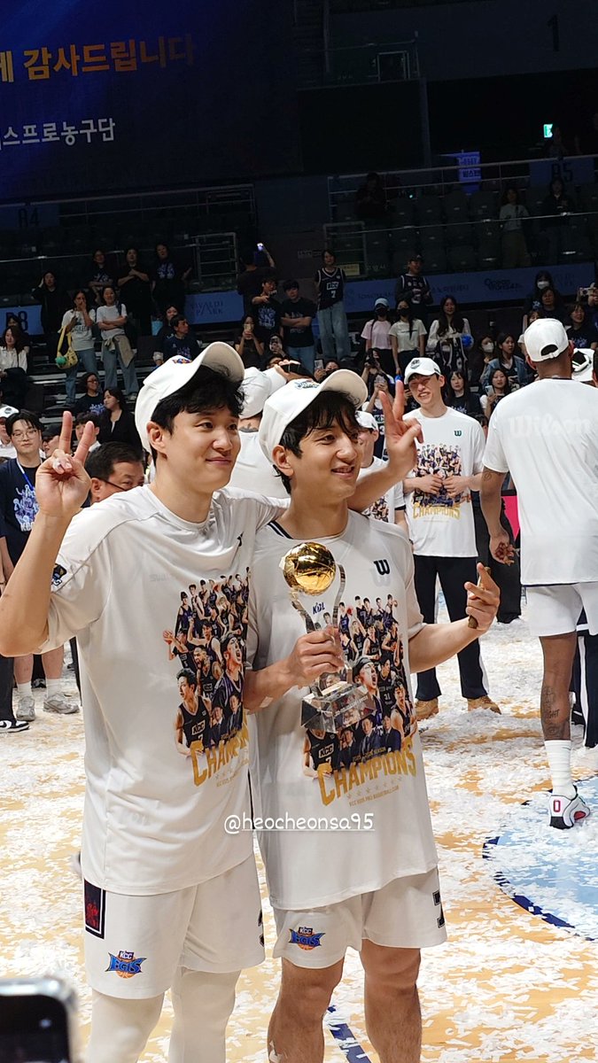 heocheonsa95's tweet photo. 우승 브라더스

#허웅 #허훈 https://t.co/SYVWzPQYVE