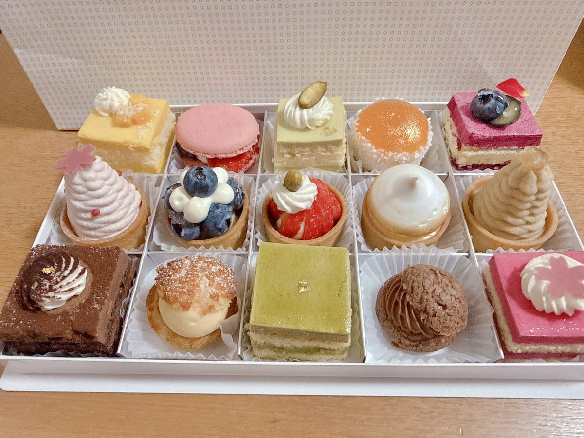 0512y1012's tweet photo. 母の日は銀座和光のプティフールをあげました😘 https://t.co/JwSHhHCNyc