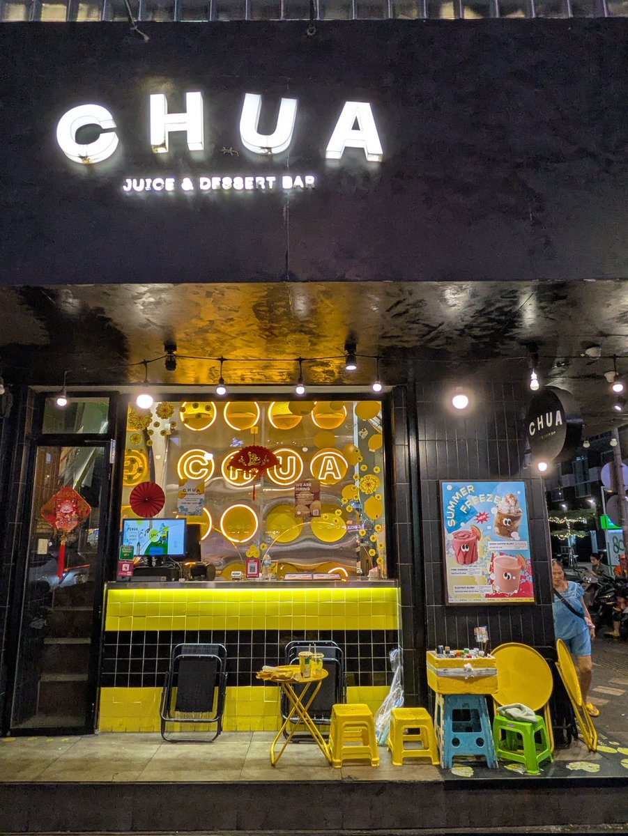 NoobTheta's tweet photo. #Howmuchisit
This is how much a drink shop pays their employees. Starting at 25,000/hour (<$1 USD).
The cheapest drink costs twice that.
This is at the corner of a very popular tourist walking street as well.
If you think you're not paid a livable wage..it could be worse. https://t.co/WMmz4tTqrO