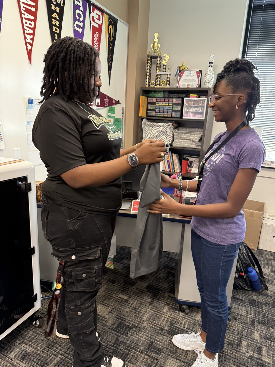 ARMS_AVID's tweet photo. Being a Peer Tutor has its perks! Recently, our peer tutors have been trained by our amazing district staff to use their skills to support their classmates.
Recently they have received their brand new polos to wear everyday they are doing the work🐊
#ThisIsAVID #FocusOnTheGood https://t.co/ut027t2h5F