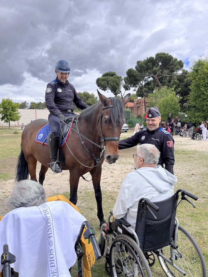 FISJ_Madrid's tweet photo. Damos las gracias al Escuadrón de Caballería y la Sección Canina de la @policiademadrid  por regalarnos una mañana inolvidable gracias a su exhibición, y al momento de encuentro entre usuarios, pacientes, familiares, policías y animales. #SanIsidro https://t.co/0RhSHIbSw6