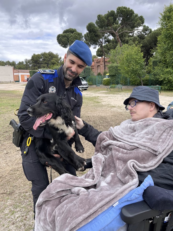 FISJ_Madrid's tweet photo. Damos las gracias al Escuadrón de Caballería y la Sección Canina de la @policiademadrid  por regalarnos una mañana inolvidable gracias a su exhibición, y al momento de encuentro entre usuarios, pacientes, familiares, policías y animales. #SanIsidro https://t.co/0RhSHIbSw6
