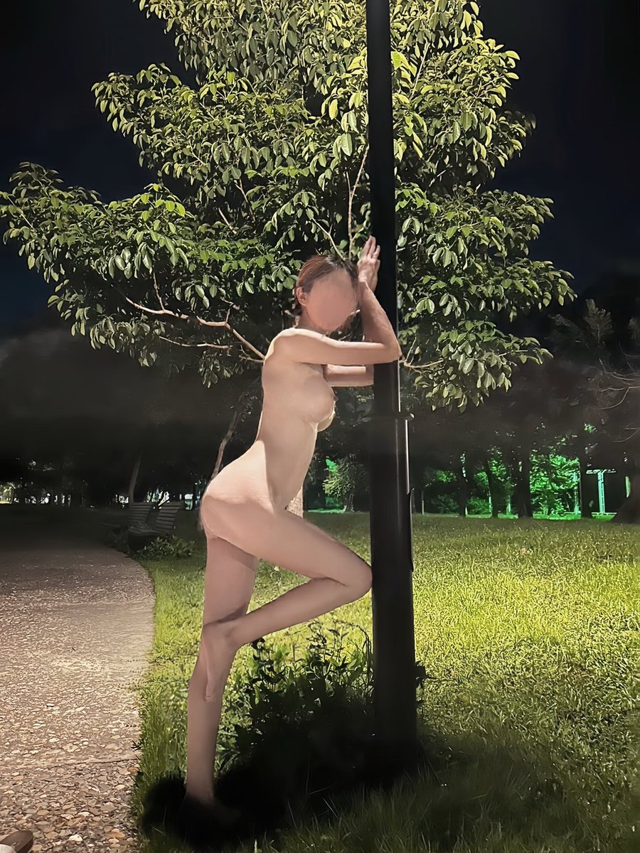 🌙 昨天半夜帶我家巨乳老婆來公園外拍…
她越玩越放開，最後直接全裸大膽起來😳💕
路燈下抬腿側身、長椅上性感背影、樹下迷人曲線…
夜燈打在雪白肌膚上，每一張都讓我這個老公看呆了📸❤️
人妻小E 公園夜間大膽三連發～
👇 現在就互動起來：
1.  你最愛哪一張？（1、2、3 留言）
2.  想看她下一個什麼姿勢？ ❤️ 按讚 + 留言，我會盡快安排下一波！
#巨乳人妻 #台灣人妻 #老公視角 #夜間外拍 #嘉義夫妻 #人妻誘惑 #公園露出 #深夜福利 #台灣露出 #外拍系列