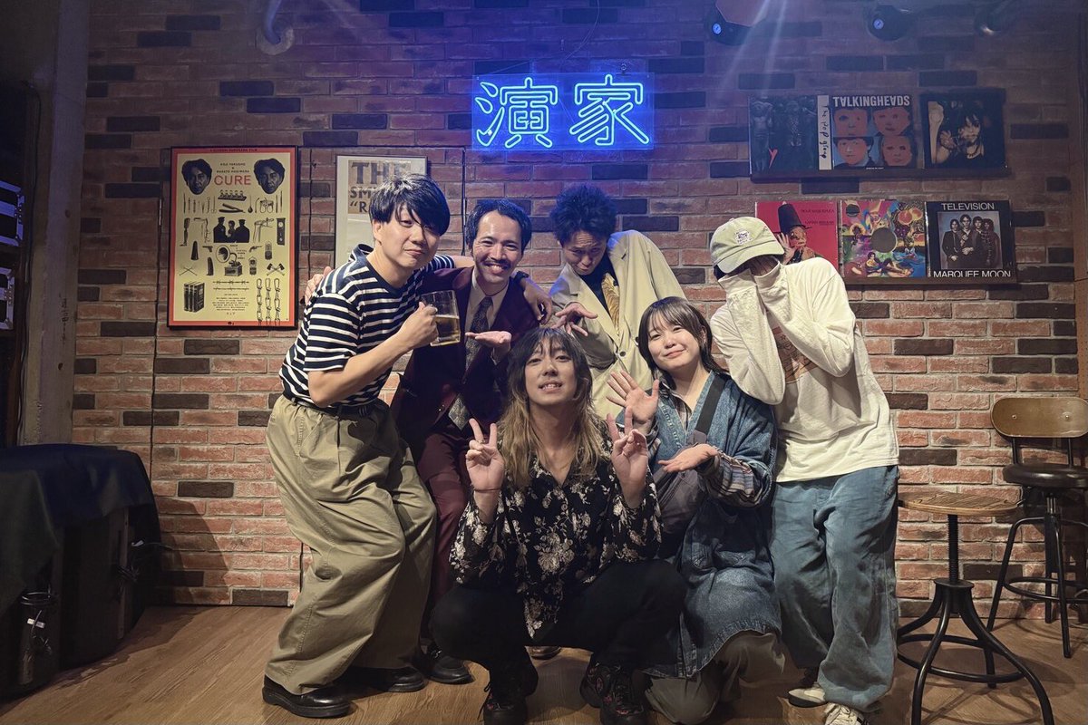 hinatsukenta's tweet photo. 2026.5.13
本日誕生日でした。昨夜は復帰戦、パーティ。
たくさんライブを休んでしまって、ステージが怖くなって、それでも救われたのはこの4組がいてくれたから。
誰に裏切られようともう、何も裏切らぬよう。
Even if time goes on、時が経っても、離ればなれでも、また変わらずいられますように。 https://t.co/PGCc9fsZQS