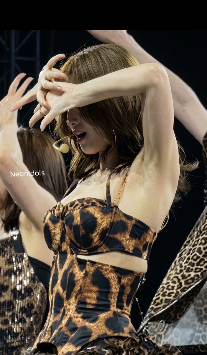 NayloSlow93038's tweet photo. Main character energy only.🥵 ✨
#momo #twice #kpopvisuals https://t.co/Iem0qTrmVL