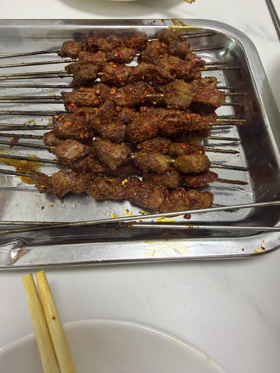 New_timesTruth's tweet photo. 到甘肃拍吃饭故事了！
今晚两个面片，20个羊肉串。这边羊肉串是蘸酱湿烤，跟青海很像。
一共80块人民币，12美元左右。
太好吃了 https://t.co/IkJAoz109B