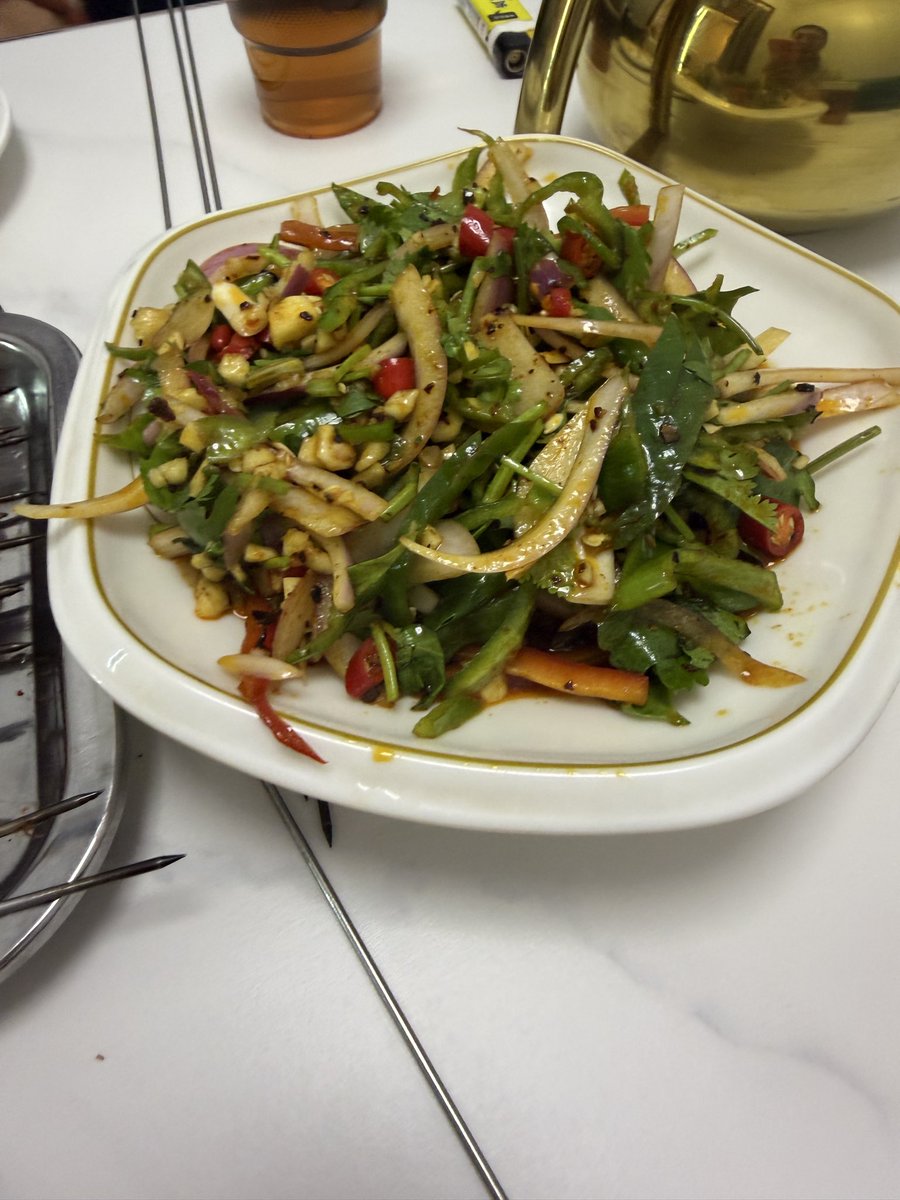 New_timesTruth's tweet photo. 到甘肃拍吃饭故事了！
今晚两个面片，20个羊肉串。这边羊肉串是蘸酱湿烤，跟青海很像。
一共80块人民币，12美元左右。
太好吃了 https://t.co/IkJAoz109B
