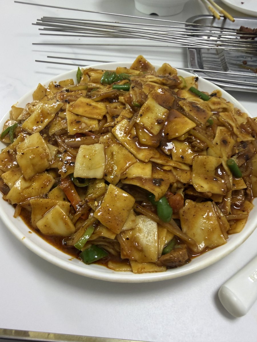 New_timesTruth's tweet photo. 到甘肃拍吃饭故事了！
今晚两个面片，20个羊肉串。这边羊肉串是蘸酱湿烤，跟青海很像。
一共80块人民币，12美元左右。
太好吃了 https://t.co/IkJAoz109B