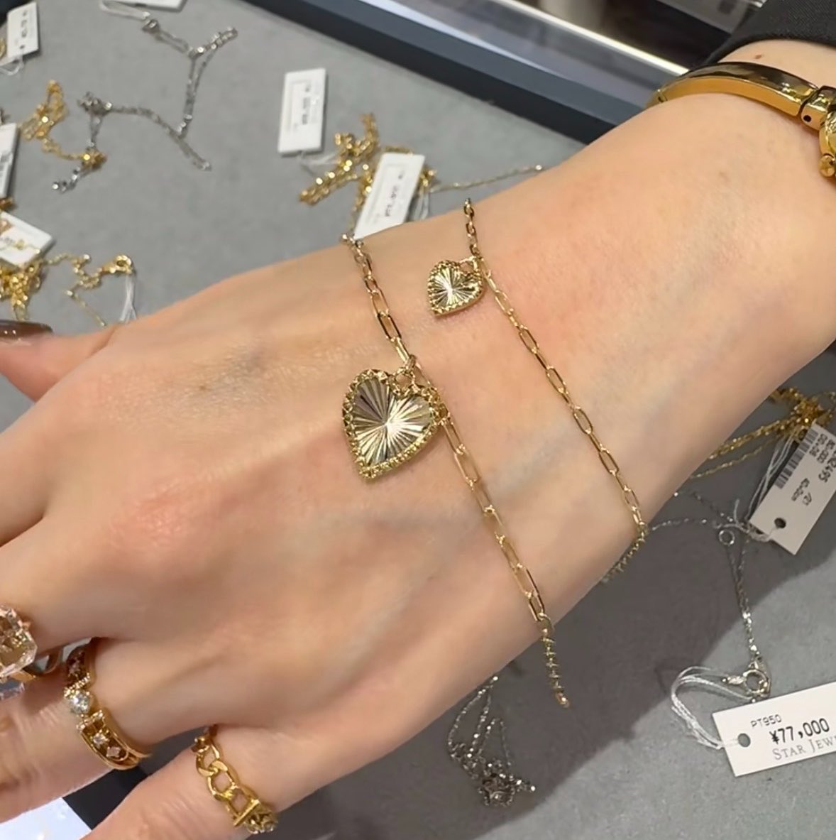 teketekemax's tweet photo. スタージュエリーのトレンド
49,500円のミニサイズから8万台のものまであるハートのチャーム
ネックレスもある https://t.co/GHVFCSydw2