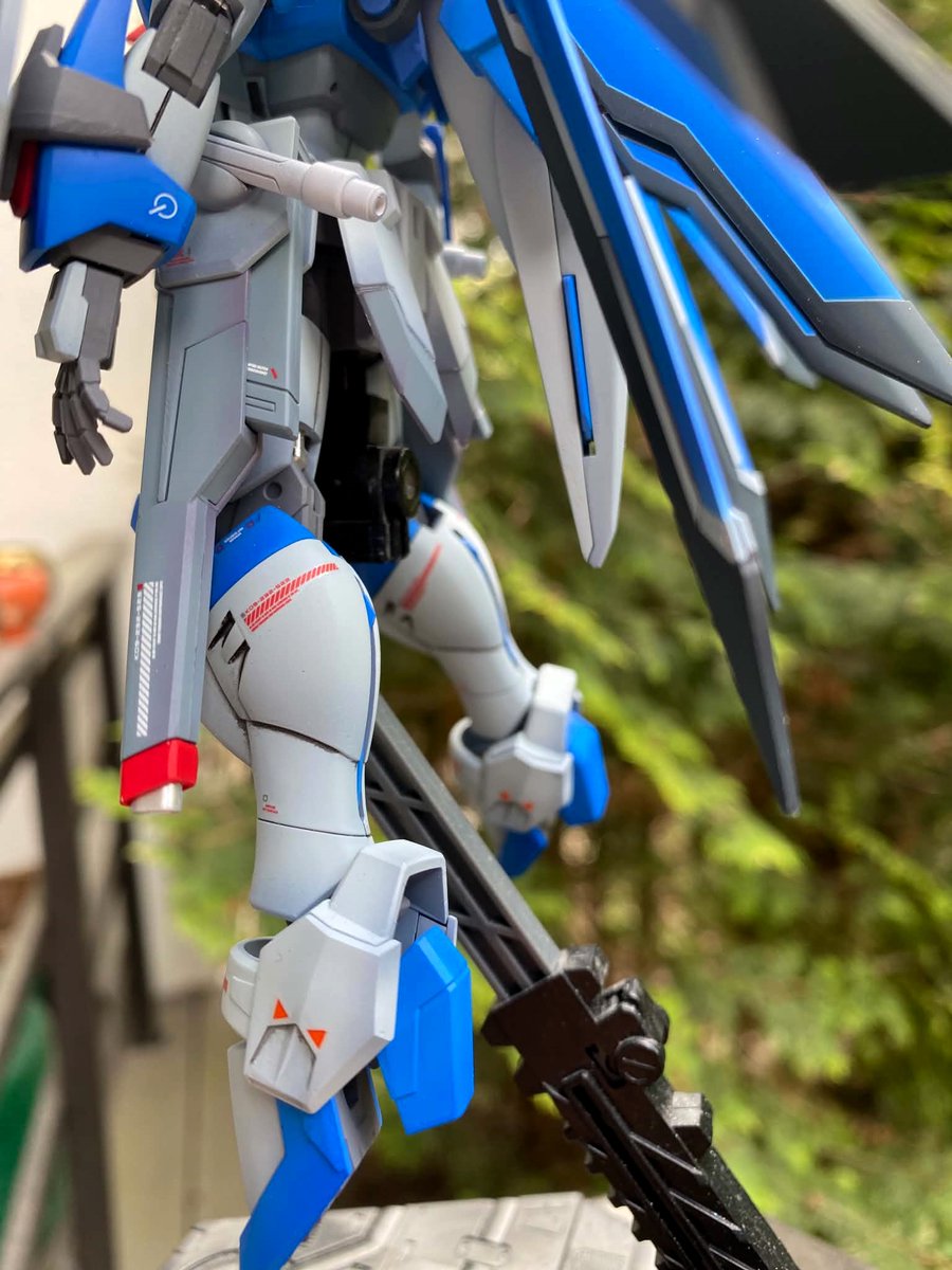 3KOY_'s tweet photo. 今回のデカール貼りは特に楽しかったです。コンパス専用のデカールは持ってないので、オーブを代わりに使いました。バックパックにはったMGインジャデカールはとても似合ってるんじゃないですか？
アンクルガードの側面の三角形は一番お気に入りです。 https://t.co/XjLZMaC9Xp