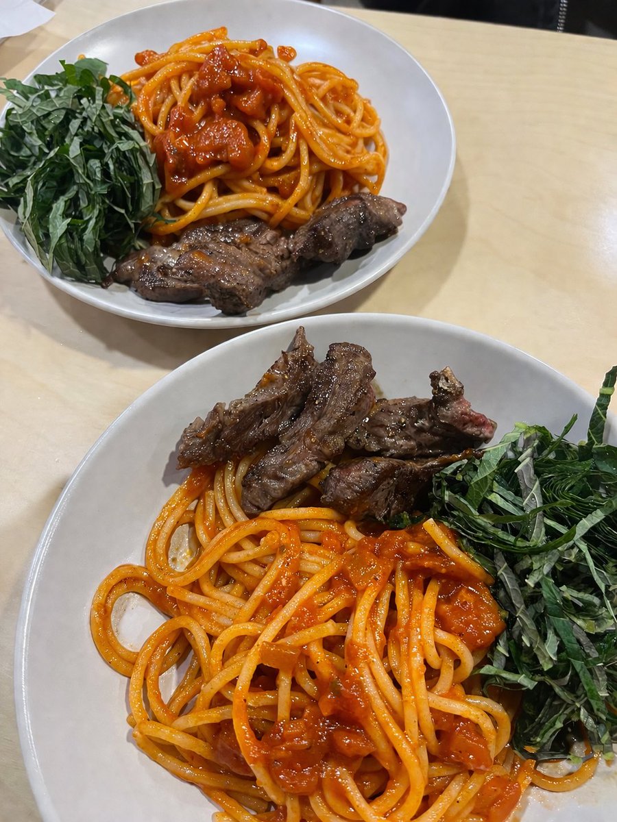 moomoomk's tweet photo. 祝歌前に먹을텐데の店で
クッパ食べようとしたら
開いてなかった😢

じゃあ料理しようよって言って
家から色々材料持って来てくれた
韓国のシギョンペンの友人。

宿���の共用キッチンで
シギョンレシピを料理して食べて
祝歌に向かった。笑笑

何か不思議で可愛い友達できて嬉しい😊

#성시경 #축가 https://t.co/U9t5hdh1yH