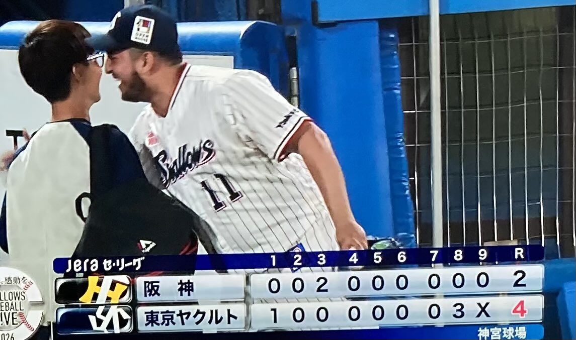 Quyoko's tweet photo. 逆転すわほー⛱️🐧⛱️
9回ピンチに池山監督が笑顔で通訳さんに肩を組んでキハダのマウンドへ😊✨
この場面に笑顔で選手を励ましリラックスさせる監督最高🙌首位奪還㊗️
#swallows
#燕心全開 https://t.co/7HP7sjYoaD