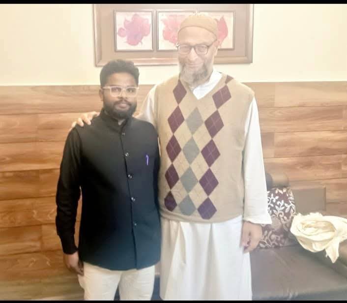 YouthSartajAlam's tweet photo. मेरा सदर मेरा गुरूर ❤️

हैदराबाद सांसद और AIMIM के राष्ट्रीय अध्यक्ष जनाब Asaduddin Owaisi साहब को यौम-ए- पैदाइश की बहुत मुबारकबाद, अल्लाह आपको खुश रखें सलामत रखें कामयाबी दें।

आमीन या रब्बुल आलेमीन

#AsaduddinOwaisi #AIMIM #Owaisi #HappyBirthday https://t.co/GEWmmZEFO6