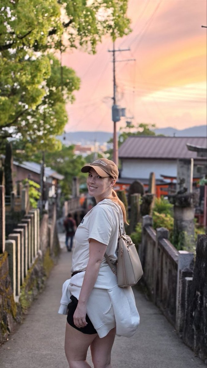 supertaunt's tweet photo. Made it to the top of Fushimi Inari and back down again for the perfect sunset hike 💕 https://t.co/o6kCvm7z4t