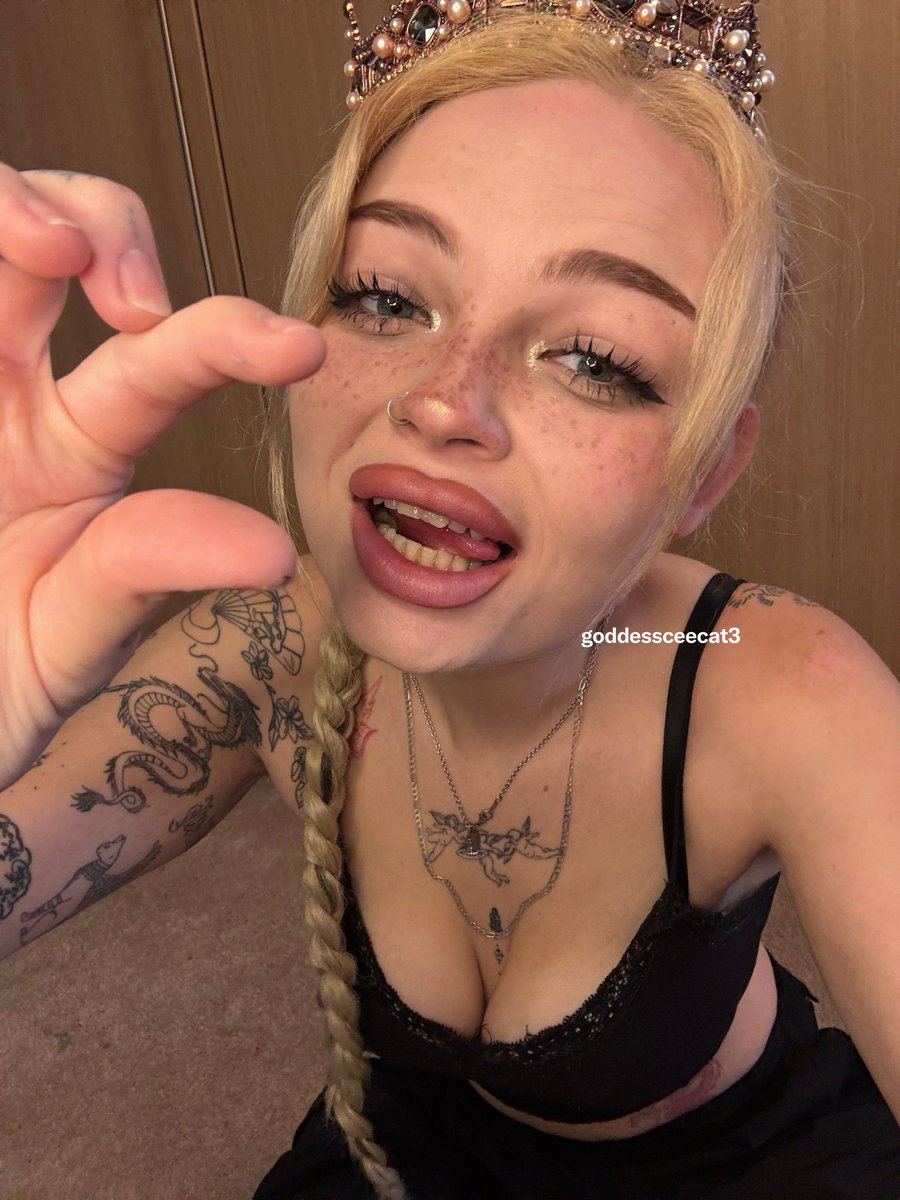 goddessceecat3's tweet photo. I’m the princess and your the little jester 

Findomme findom findomuk loser sign small sph bully humiliation tiara crown fetish spoilt spoil me bratty brat blonde evil girl teen alt call calls drain drains relapse simp finsub session online taboo vore giantess mommy worship https://t.co/R5EPQLb3tG