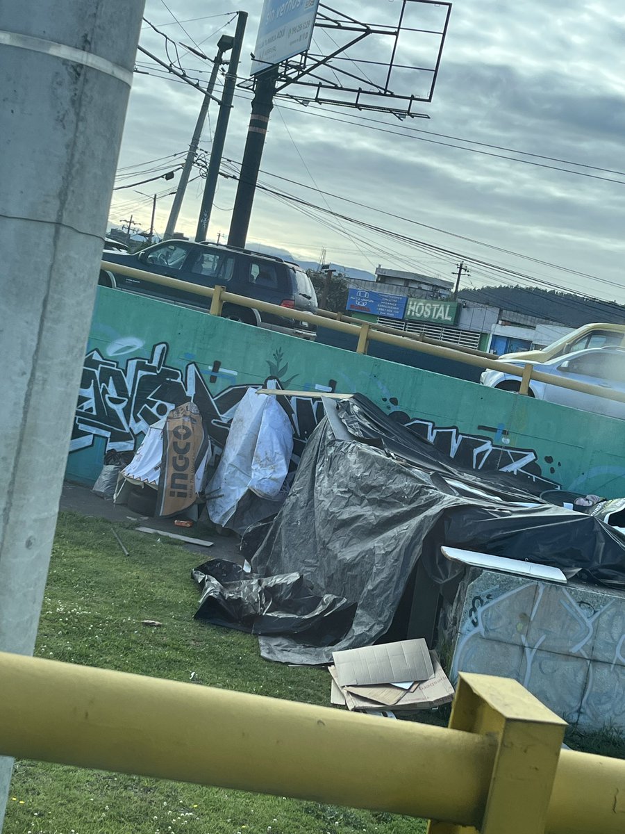 ale_munoz2003's tweet photo. @MunicipioQuito 

Señores del Municipio de Quito, el intercambiador del labrador  se  ha convertido en un refugio improvisado. La situación afecta la seguridad, higiene y movilidad de quienes transitamos por la zona. Urge intervención inmediata con control del espacio público https://t.co/uBd7fTRRKP